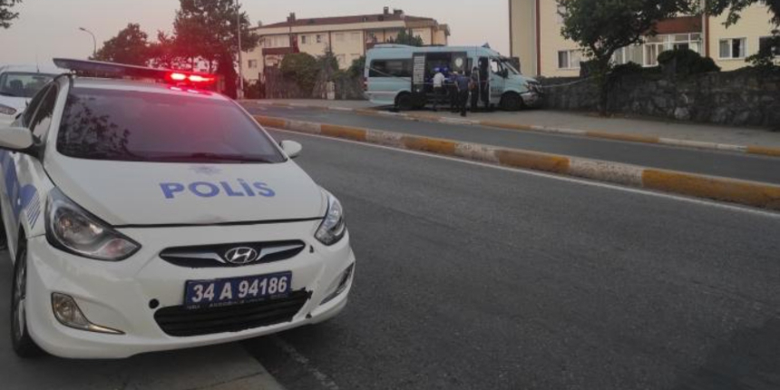 Seyir halindeki minibüsün şoförü öldürüldü