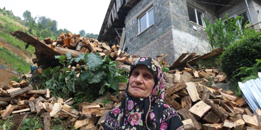 Sel suları Rizeli Gülizar teyzenin hac hayalini de götürdü