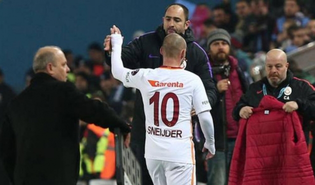 Şok kavga: Soyunma odasında Sneijder ile Tudor birbirine girdi!