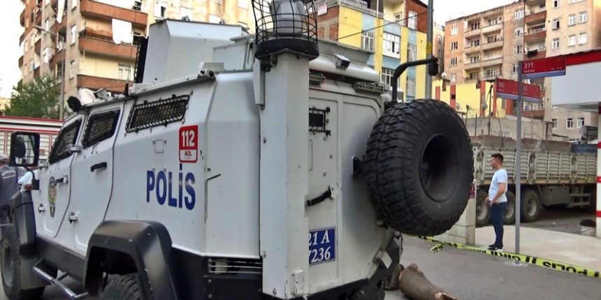Diyarbakır'da husumetli ve silahlı gruplar sokakta karşılaştı!