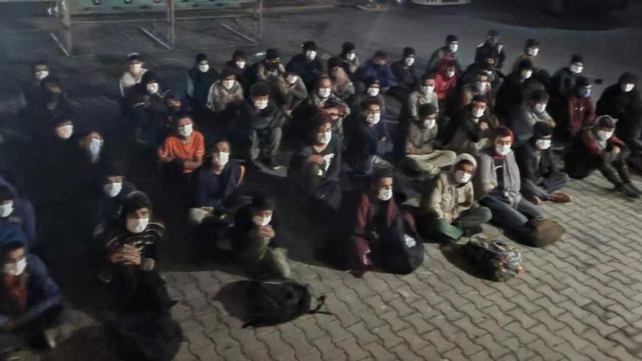 Bu kadar göçmen küçücük bir minibüsten çıktı