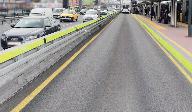 Metrobüse 'yoldan çıkarmayan' bariyer