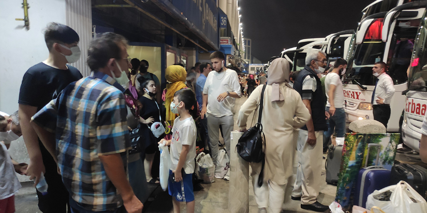 Bu görüntüler gece saatlerinde çekildi: Otogarda yoğunluk bitmiyor!