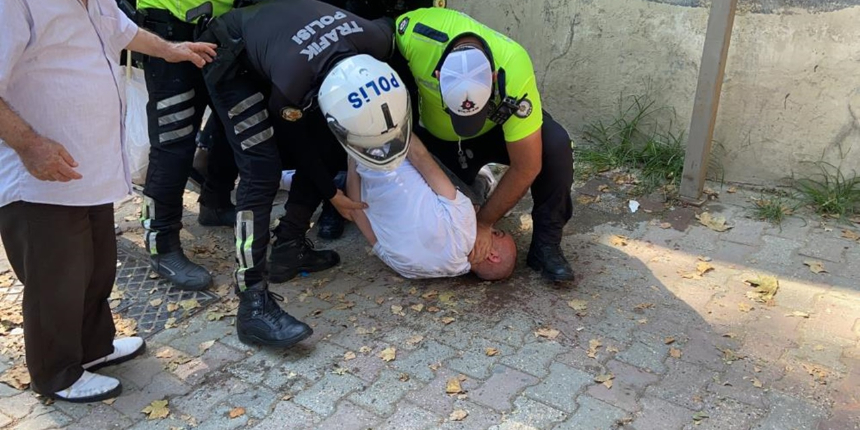 Bağımlı genç, polisin silahını almaya çalıştı, gazetecilere küfür etti!