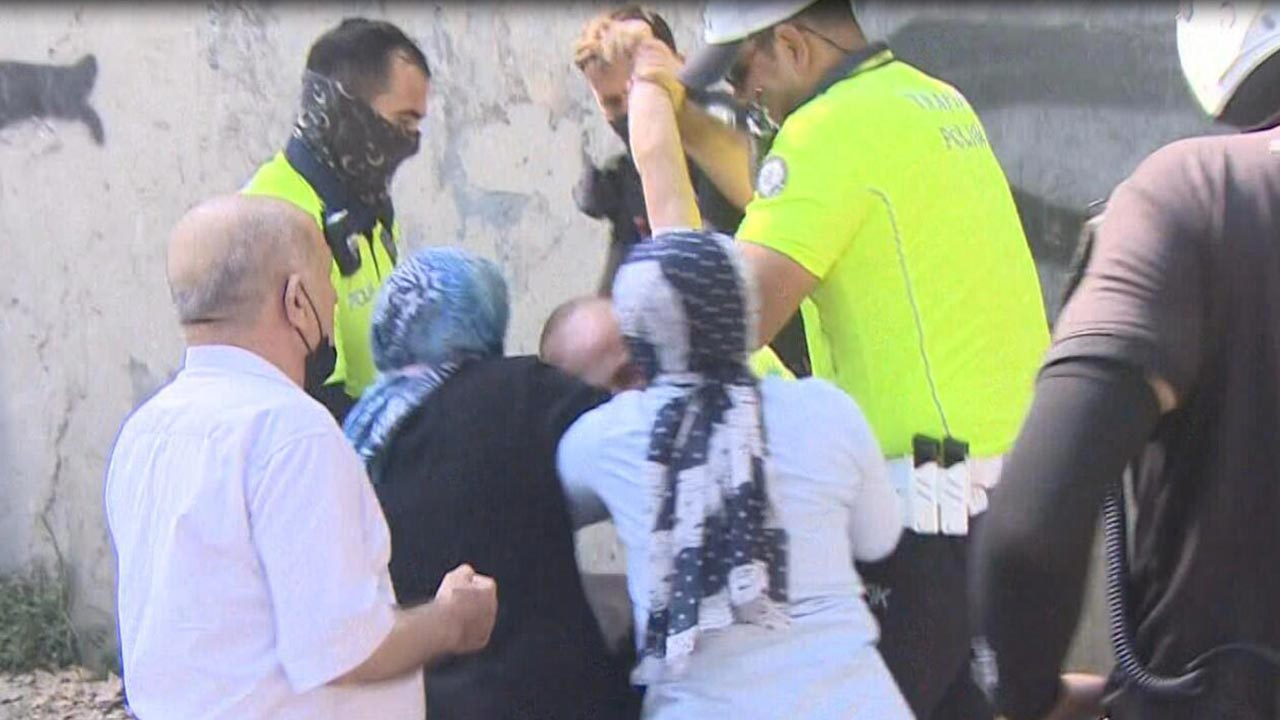 İstanbul'un göbeğinde skandal görüntüler! Önce annesine sonra polise saldırdı