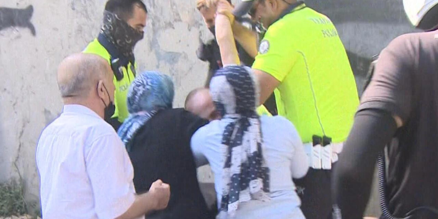 İstanbul'un göbeğinde skandal görüntüler! Önce annesine sonra polise saldırdı