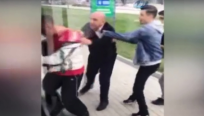 Şoför hakaret ederek yolcuyu yaka paça aşağı indirdi!