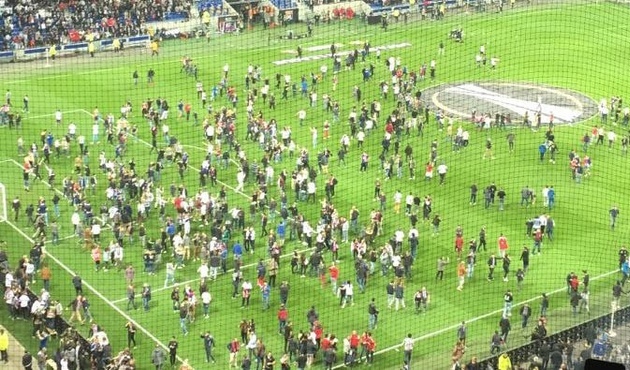Lyon - Beşiktaş maçında büyük olay: Binlerce kişi sahaya daldı!