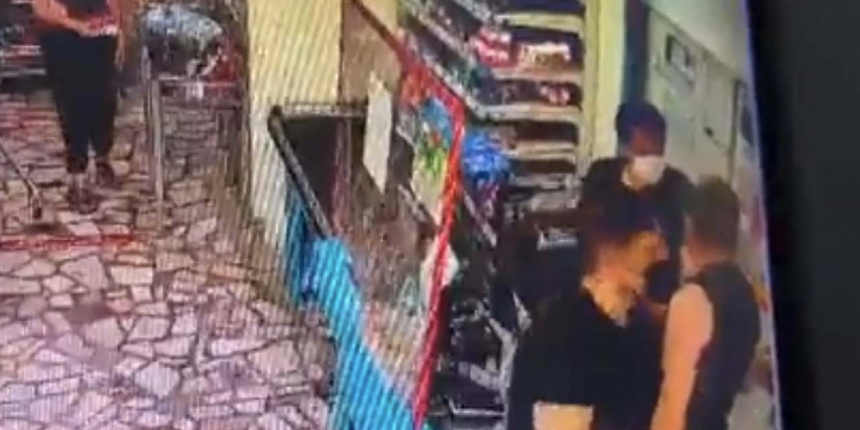 Müşteri, kasiyere "Bayana orkid var denmez" diyerek saldırdı: O anlar saniye saniye kameralarda