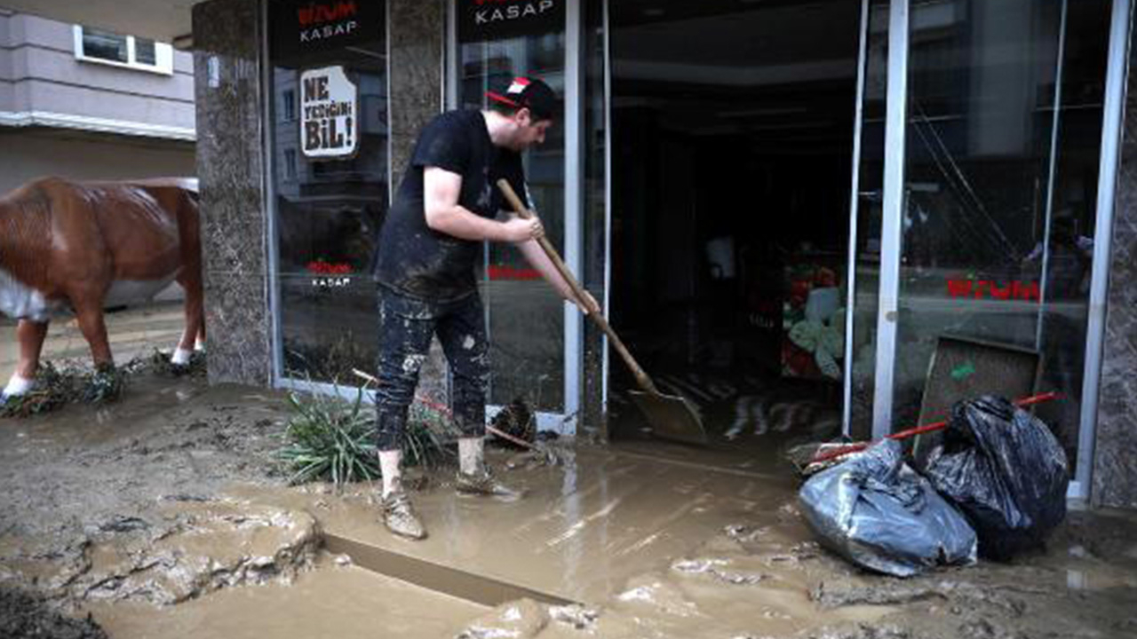 Artvin'de sel gitti çamur kaldı