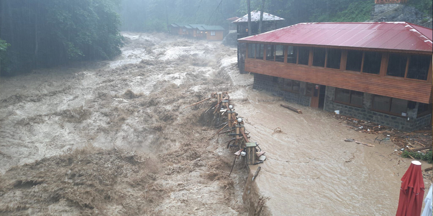 Rize'de 8 gün sonra ikinci sel! Dereler taştı, yollar kapandı