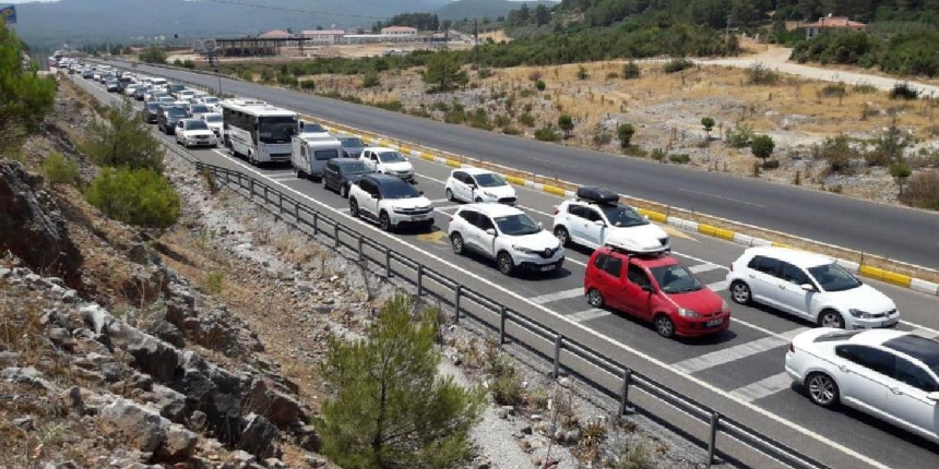 Tatilcilerin dönüş çilesi başladı, kilometrelerce araç kuyruğu oluştu
