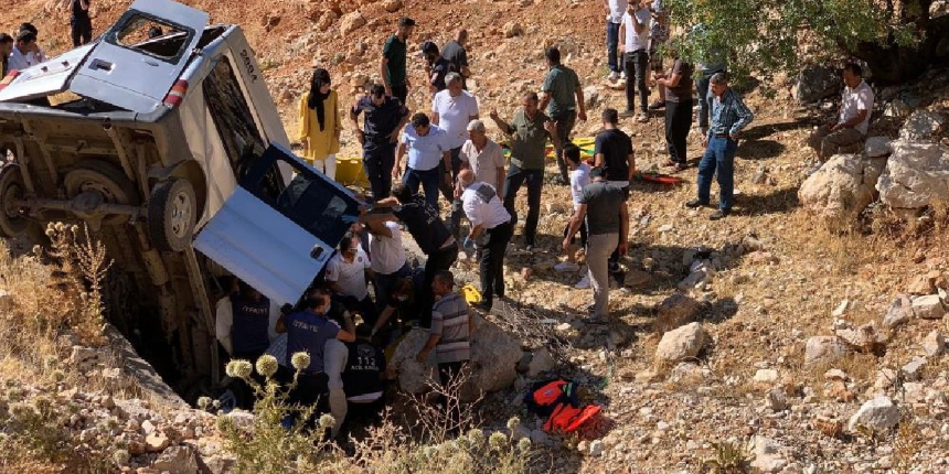 Minibüs uçuruma yuvarlandı: 2 ölü, 5 yaralı