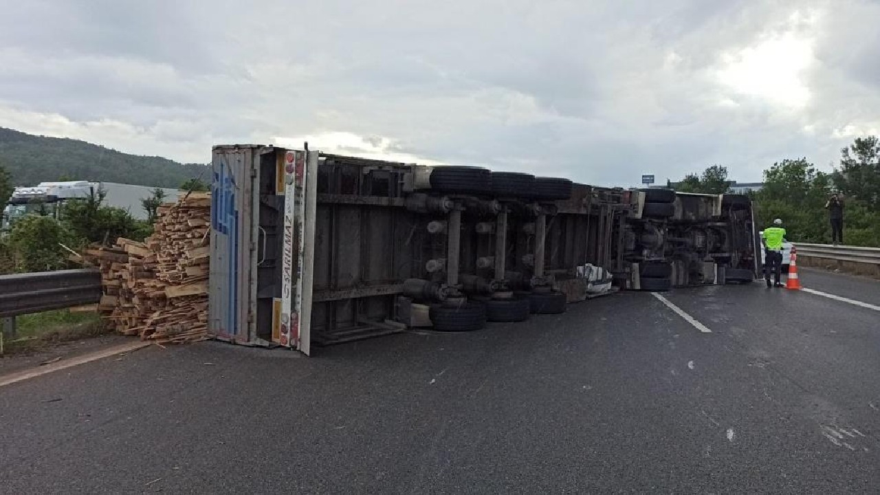 TEM'de devrilen tır kaldırıldı, trafik normale döndü!