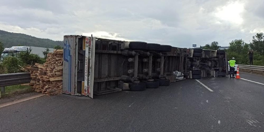 TEM'de devrilen tır kaldırıldı, trafik normale döndü!