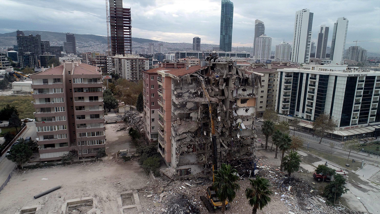 İzmir'deki depremler sonrası korkutan uyarı: "Daha büyük depremler üretmeye yatkın"
