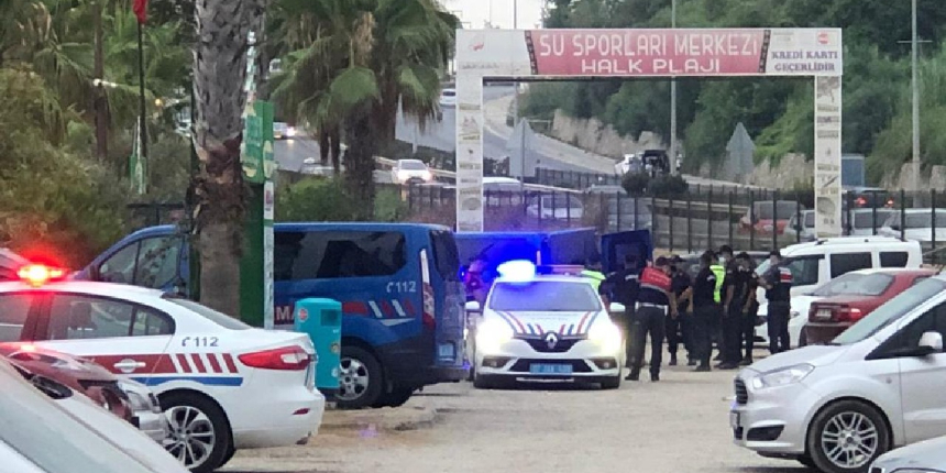 "Rahatsız etmeyin" uyarısına kızıp plajı savaş alanına çevirdiler