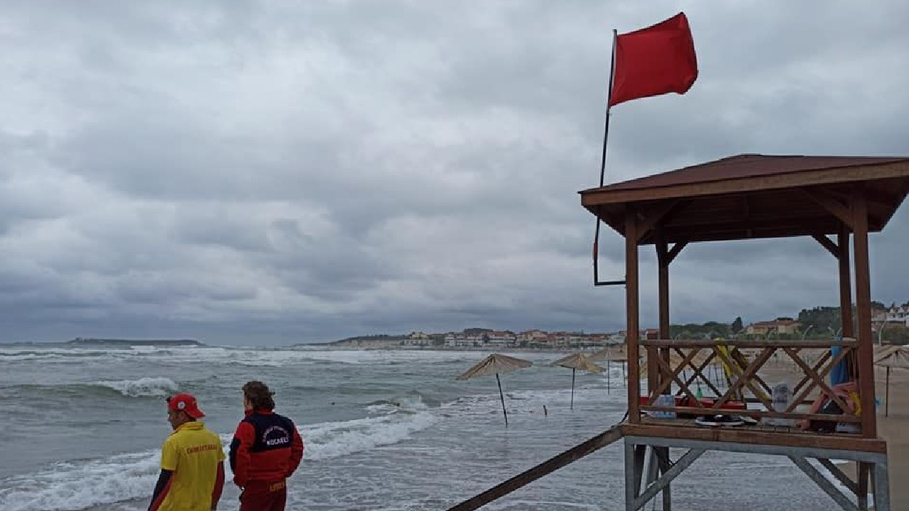 Yüzmenin yasak olduğu plajda dalgalara kapılan kadın öldü!