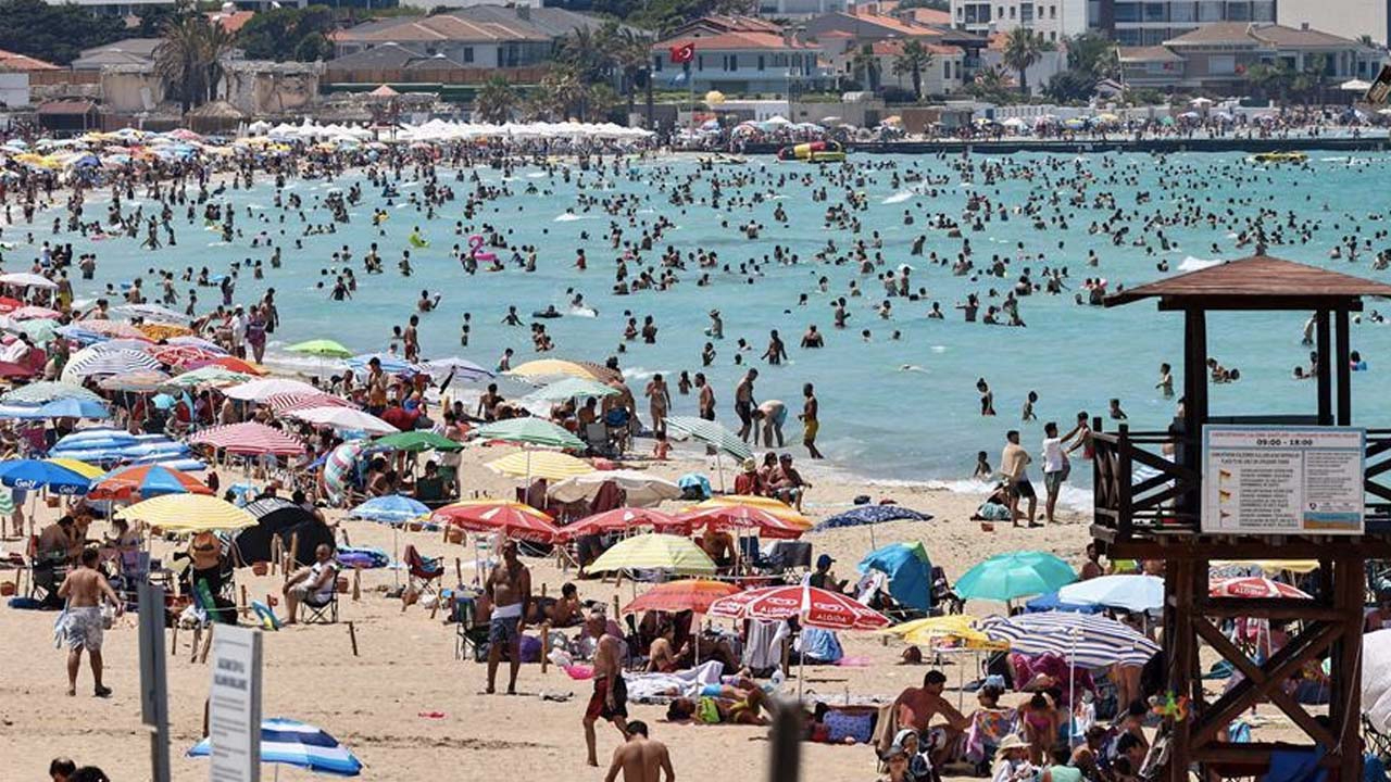 Çeşme'nin günlük nüfusu 1 milyonu aştı: "Hayatımda böyle kalabalık görmedim"