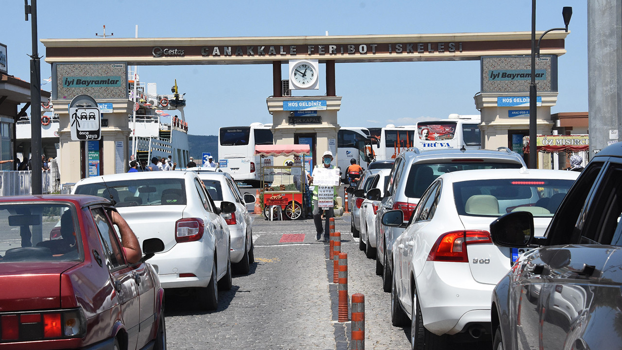Çanakkale feribot iskelesinde tarifesiz seferlere rağmen kilometrelerce kuyruk oluştu