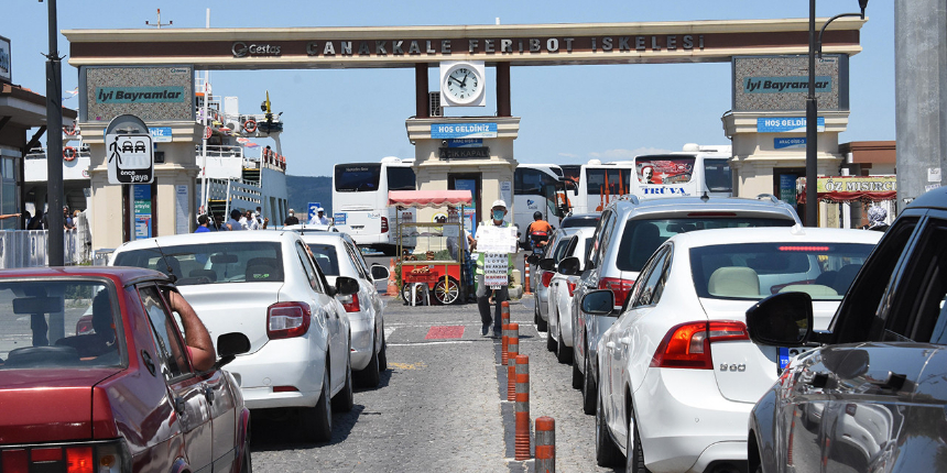 Çanakkale feribot iskelesinde tarifesiz seferlere rağmen kilometrelerce kuyruk oluştu