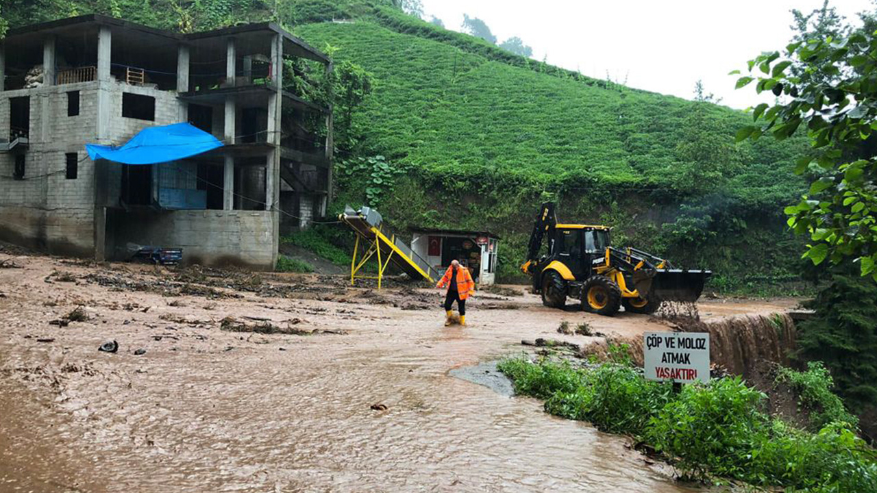 Rize Valisi, seldeki son durumu açıkladı: 2 köy boşaltıldı 4 saat daha yoğun yağış bekleniyor