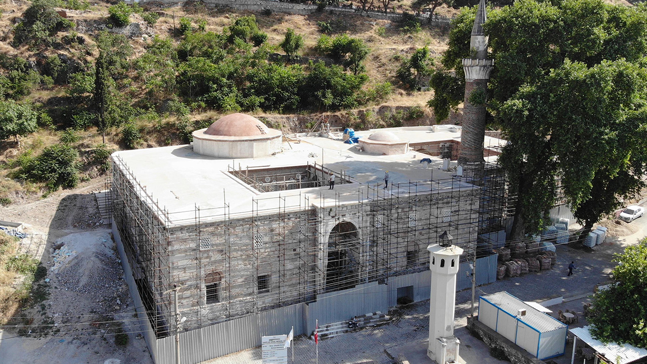 Tarihi caminin restorasyonunda şaşırtan keşif