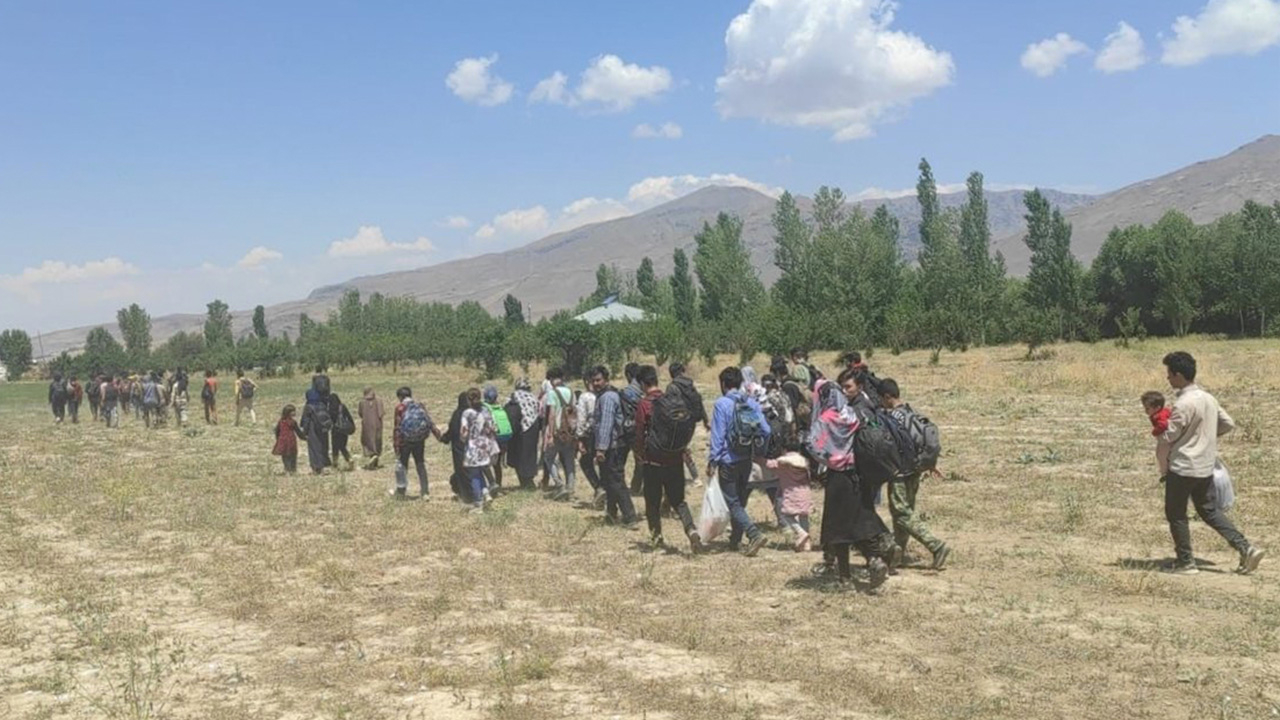 Düzensiz göçle mücadele sürüyor. 80 kişi yakalandı