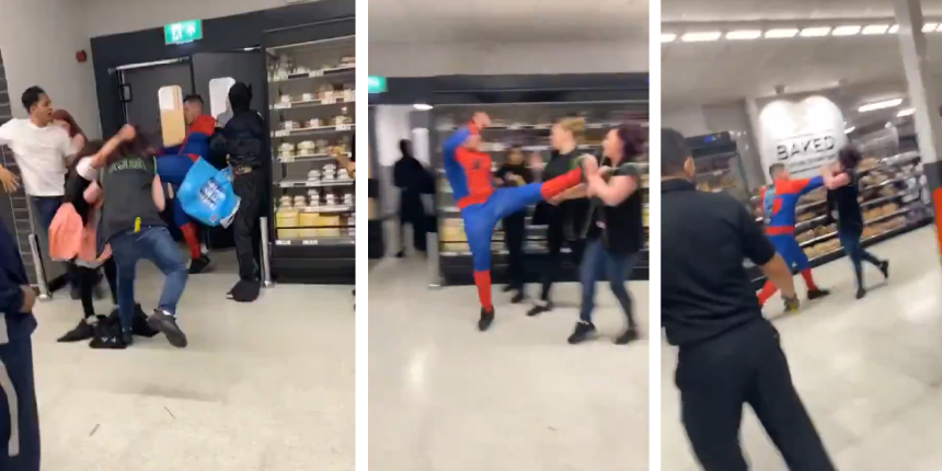 Örümcek adam süpermarkette korku saçtı! Kadın çalışana tekme tokat saldırı