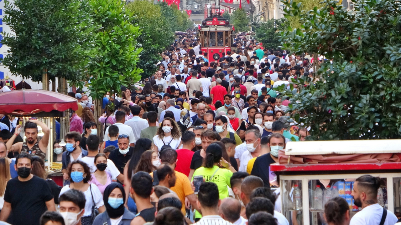 Taksim'de kalabalıklar Covid-19 önlemlerini hiçe saydı!