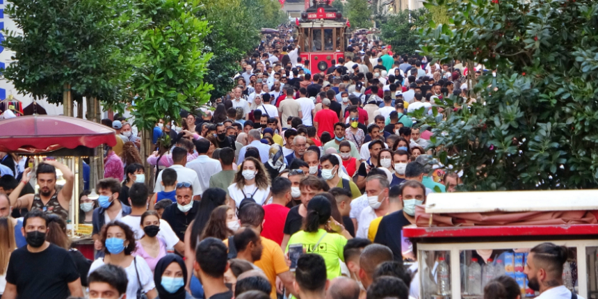 Taksim'de kalabalıklar Covid-19 önlemlerini hiçe saydı!