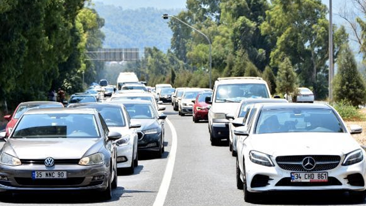 Kurban Bayramı tatili bitiyor, dönüş yolculuğu başladı: 15 kilometrelik araç kuyruğu!