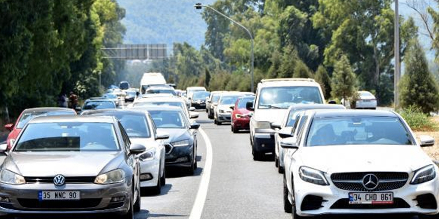 Kurban Bayramı tatili bitiyor, dönüş yolculuğu başladı: 15 kilometrelik araç kuyruğu!
