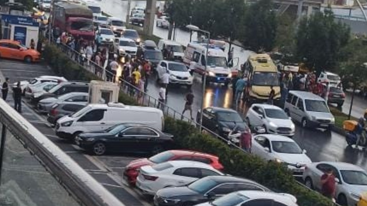 Kamyon minibüse çarptı: 5 yaralı