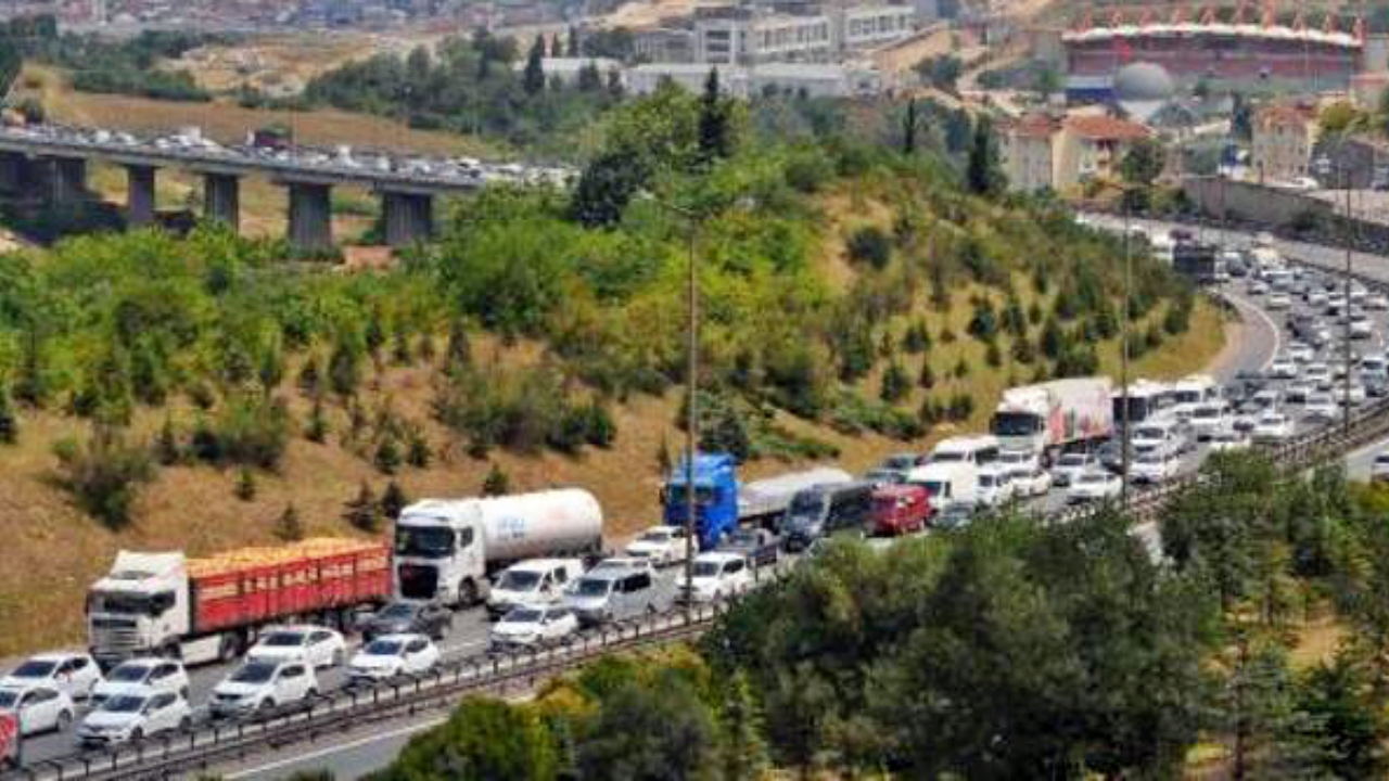 Bayram tatili klasiği: Dönüş çilesi! İşte yoğunluğun yaşandığı yerler!
