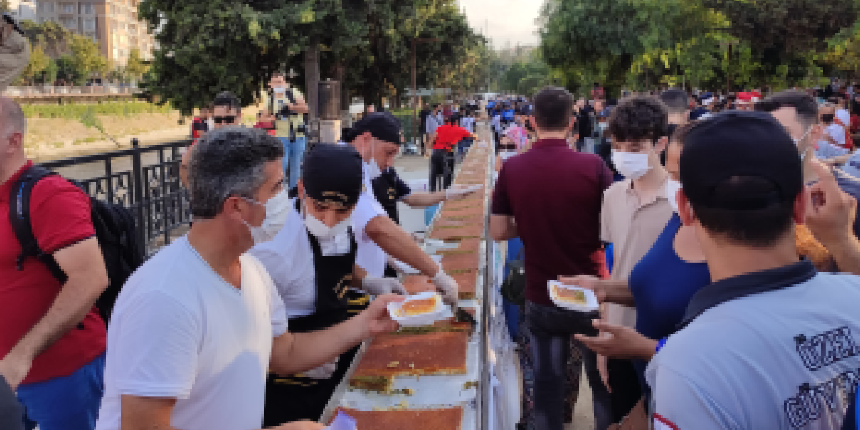 Hatay'ın Anavatan'a katılışının 82. yıldönümünde 82 metrelik künefe pişirdiler