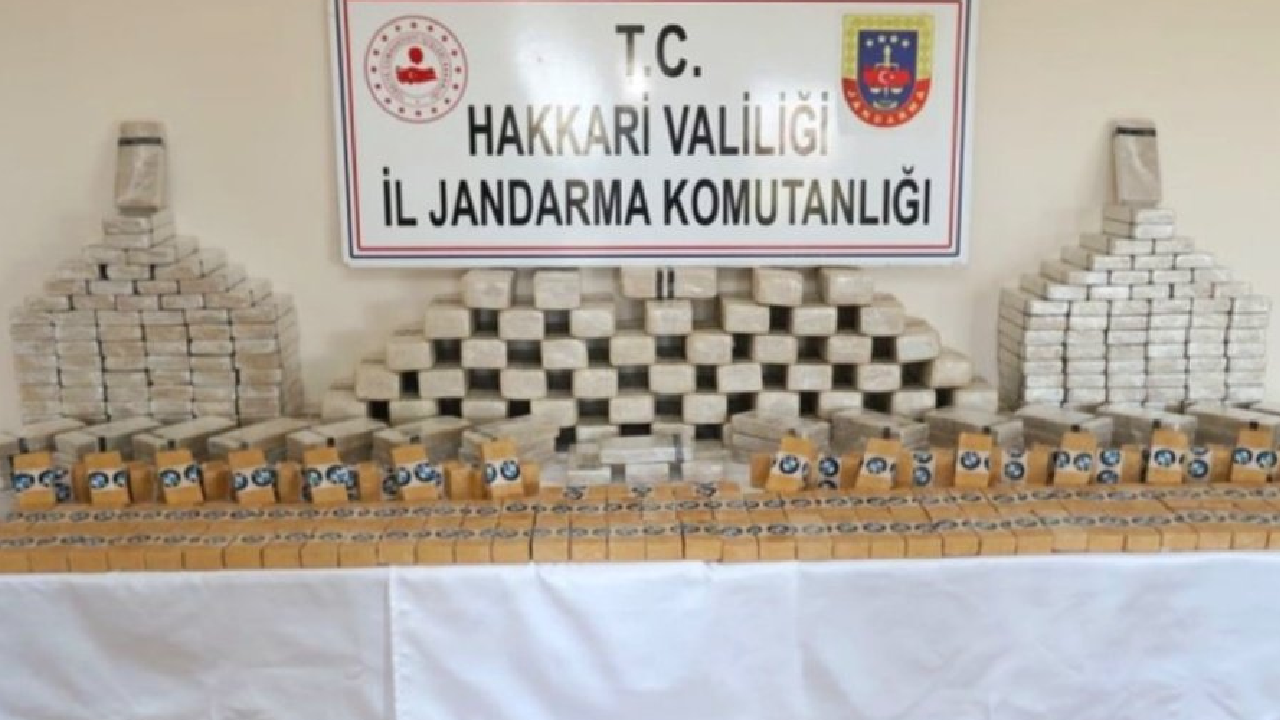 Hakkari'de 449 kilo eroin ele geçirdi! Bakan Soylu güvenlik güçlerini tebrik etti