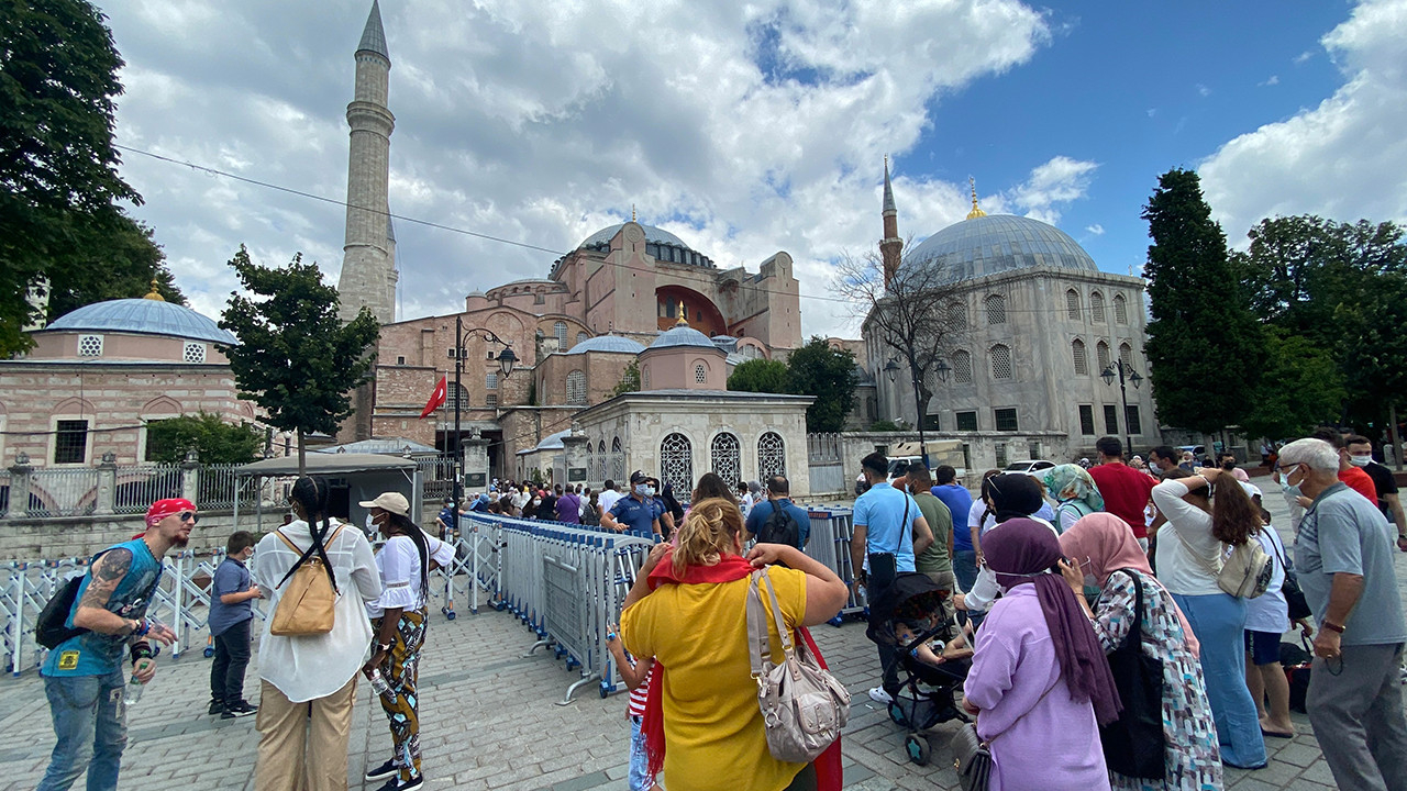 86 yıl sonra ibadete açılan Ayasofya-i Kebir Camisi’ne ziyaretçi akını