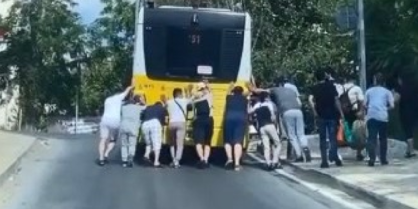 Bunu da gördük! İstanbul'da arızalanan İETT otobüsünü yolcular itti