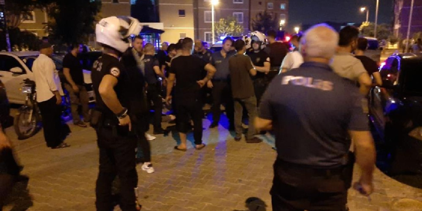 Sokak ortasında silahlı kavga: Yaralılar var