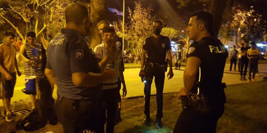 'Ayaklarını üst üste atma' kavgası: 2 yaralı