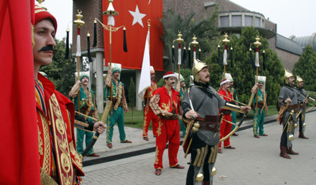 Haka dansını alkışlayıp mehter marşını küçümseyen zihniyet!