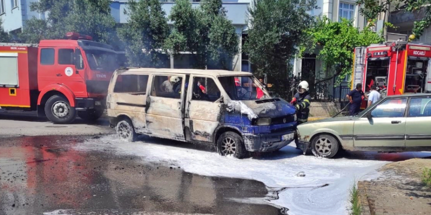 Freni boşalan minibüs park halindeki araçlara çarparak yandı!
