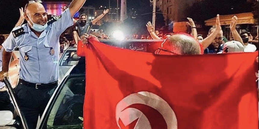 Tunus darbesini kınamak bir yana, kutlama fotoğrafı paylaştı