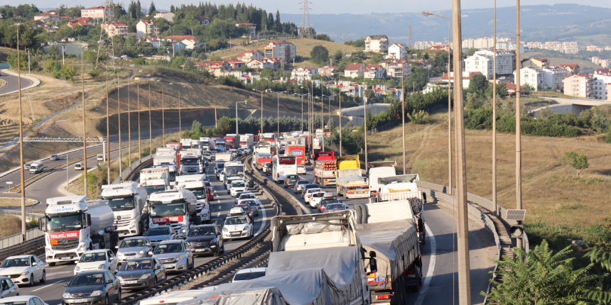 3 tır birbirine girdi! TEM kilit