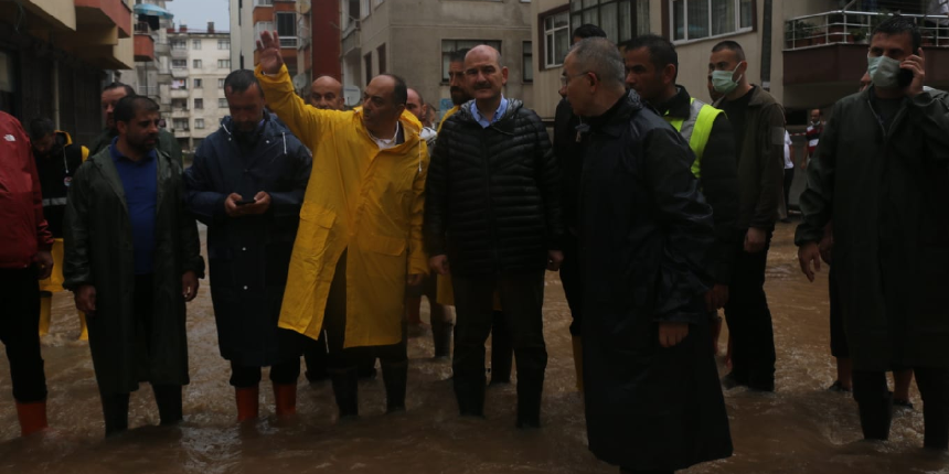 Arhavi yine sele teslim oldu, sokaklar dereye döndü