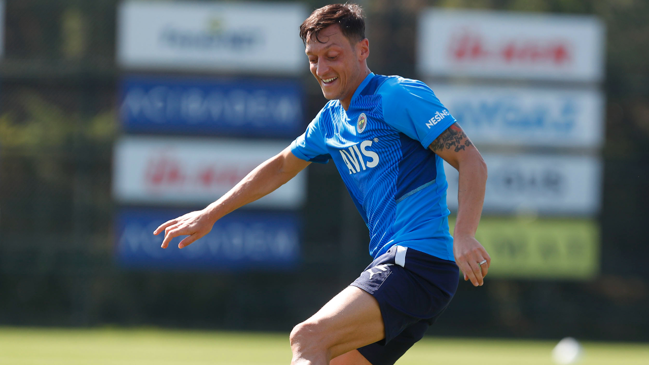 Fenerbahçe'de Mesut Özil sevinci... Yıldız isim, Vitor Pereira'nın vazgeçilmezi olacak