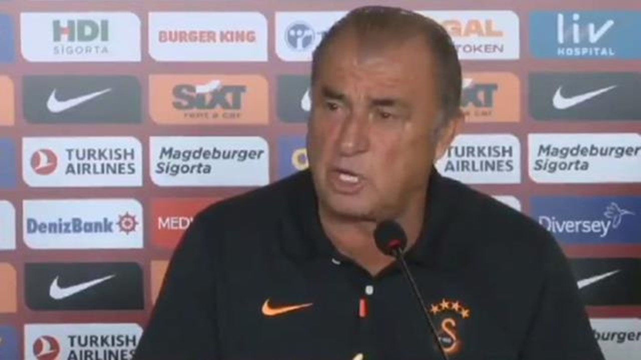 Fatih Terim basın toplantısında gazeticiye patladı! Telefonla konuşan gazeteciyi böyle azarladı!