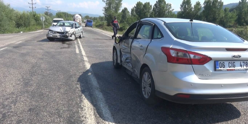 İki otomobil çarpıştı, 7 aylık hamile kadın ölümden döndü