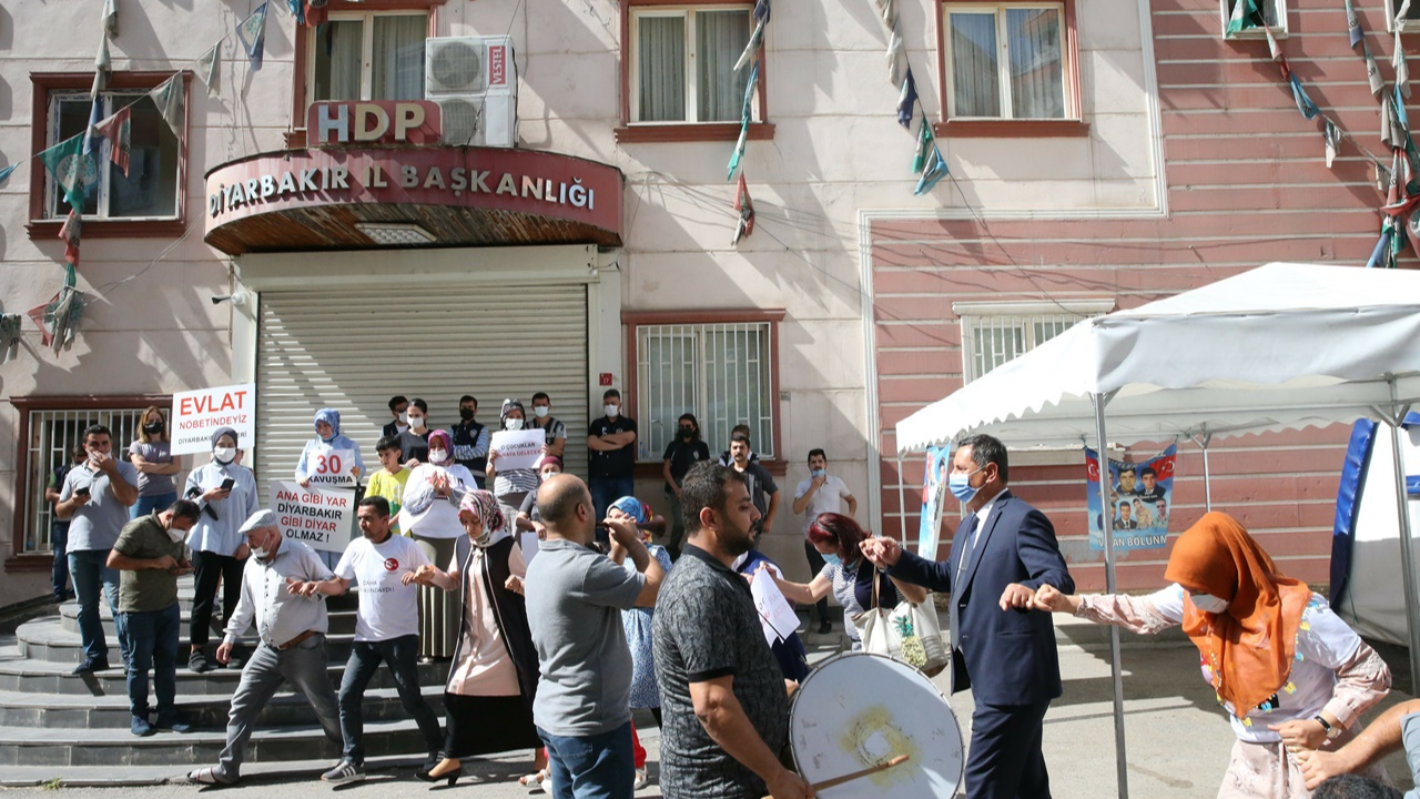 Oğluna kavuşan anne HDP binası önünde kurban kestirip halay çekti